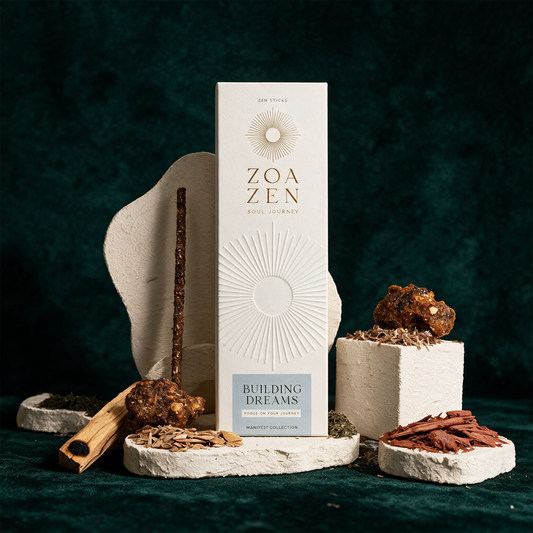 Building Dreams Zen Sticks | Palo Santo Räucherstäbchen von ZoaZen – Produktansicht vor tiefem Smaragdgrün