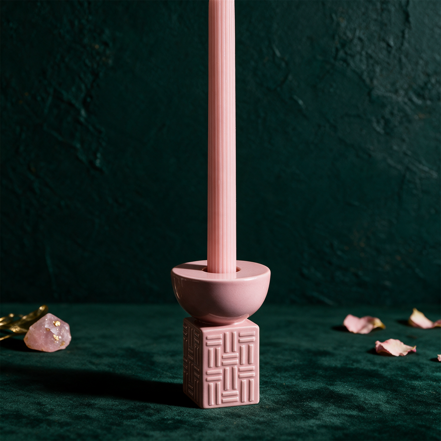 Kerzenhalter Stack Rosa – Produktansicht vor tiefem Smaragdgrün