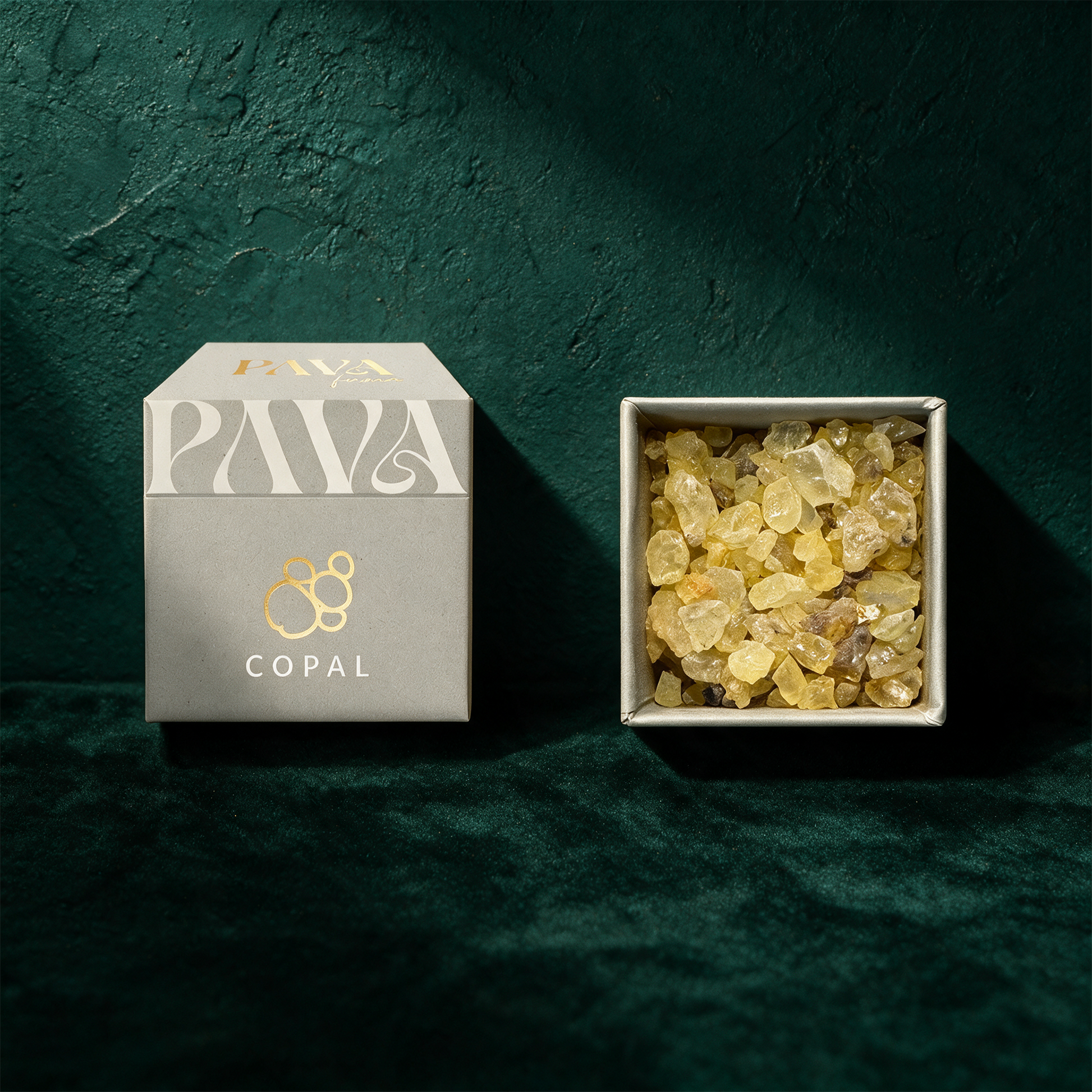 Copal Räucherharz | Copal Hell für Reinigung & kreative Klarheit – Produktansicht vor tiefem Smaragdgrün