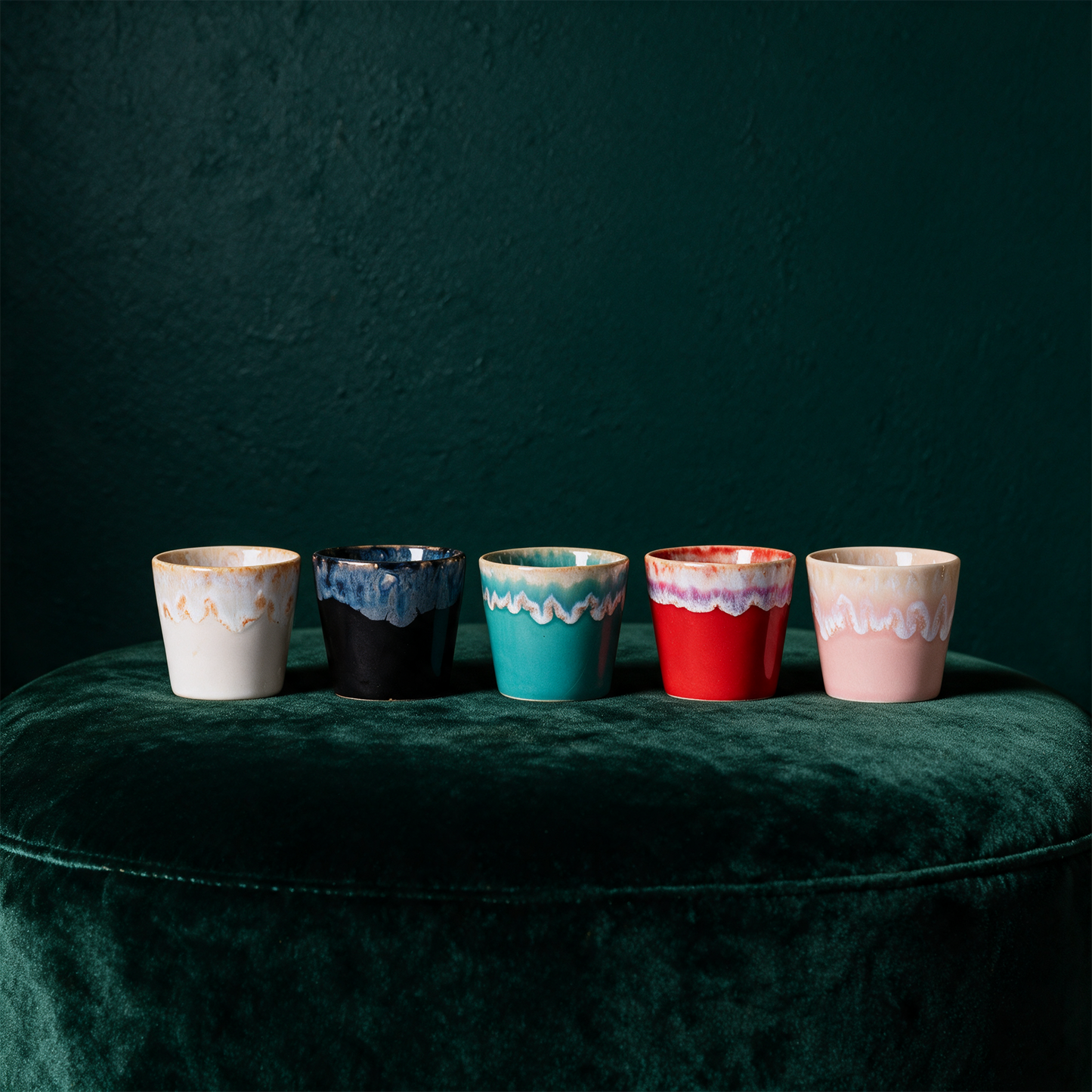 Costa Nova Espresso Cup 90 ml vor tiefem Smaragdgrün