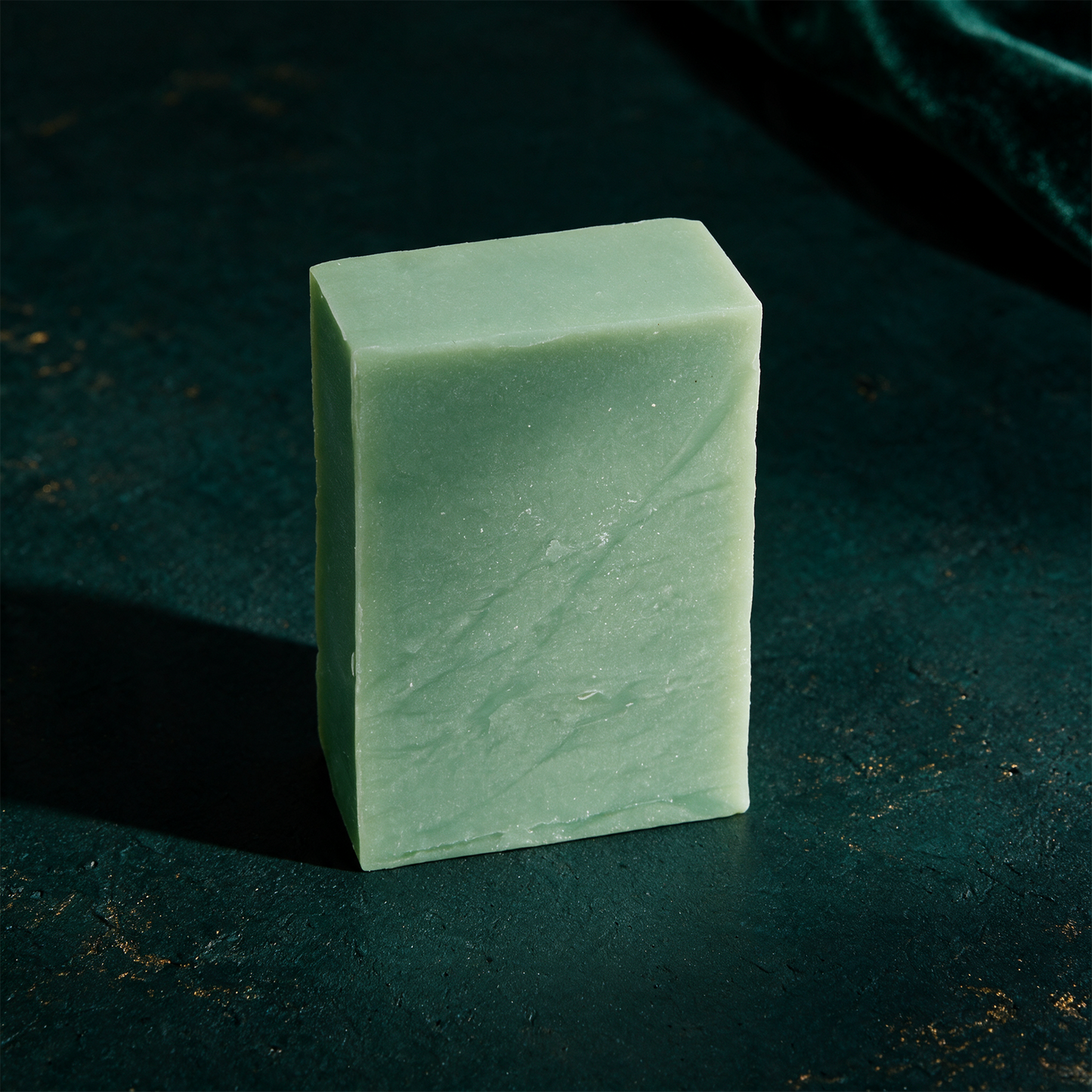 Duschseife Aloe Vera 100 g – Produktansicht des Seifenstücks vor tiefem Smaragdgrün