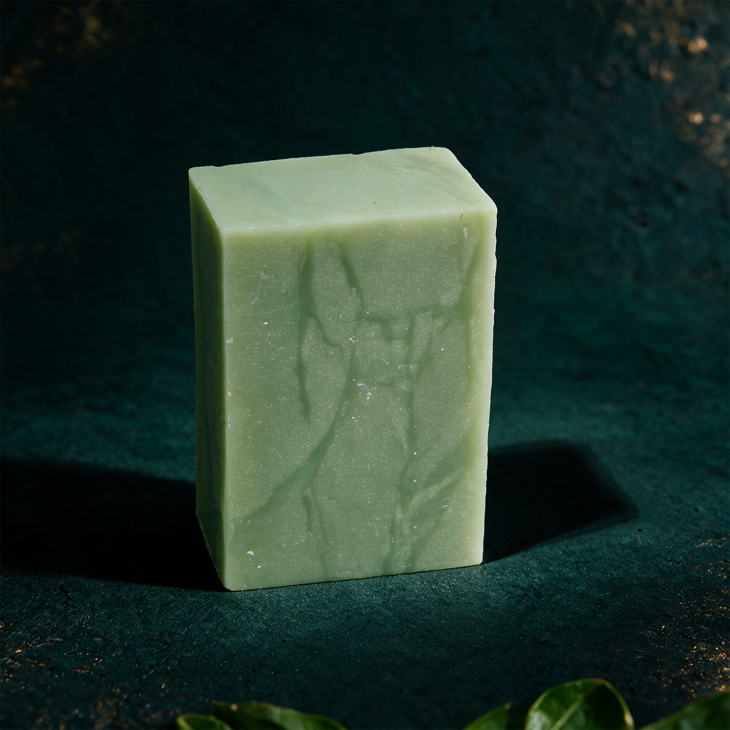 Duschseife Avocado 100 g – Produktansicht des Seifenstücks vor tiefem Smaragdgrün