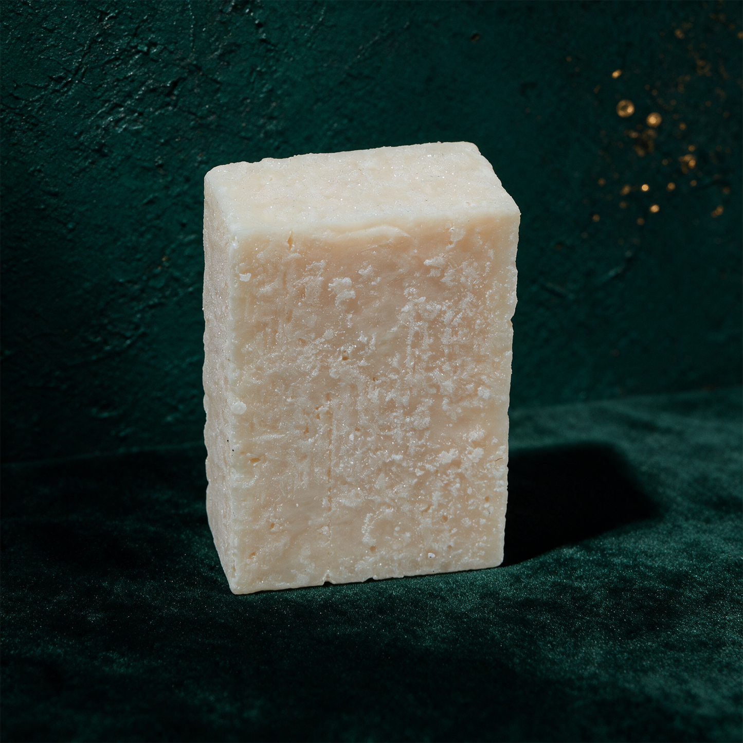 Duschseife Meersalz 100 g | Handgeschöpft, ohne Duftstoffe, leicht peelend – Produktansicht vor tiefem Smaragdgrün