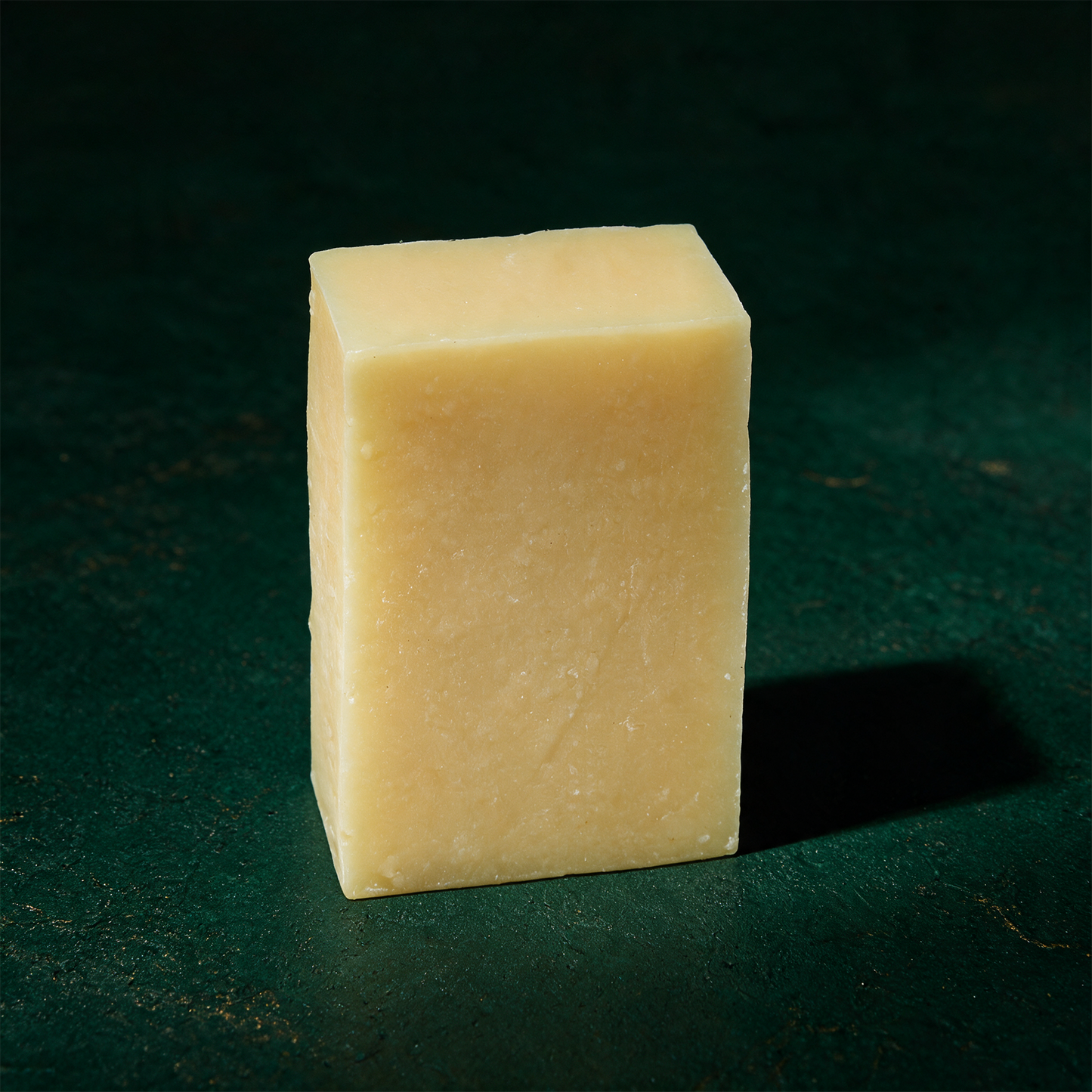 Duschseife Quitte 100 g | Handgeschöpft mit blumig-fruchtigem Duft – Anwendung vor tiefem Smaragdgrün