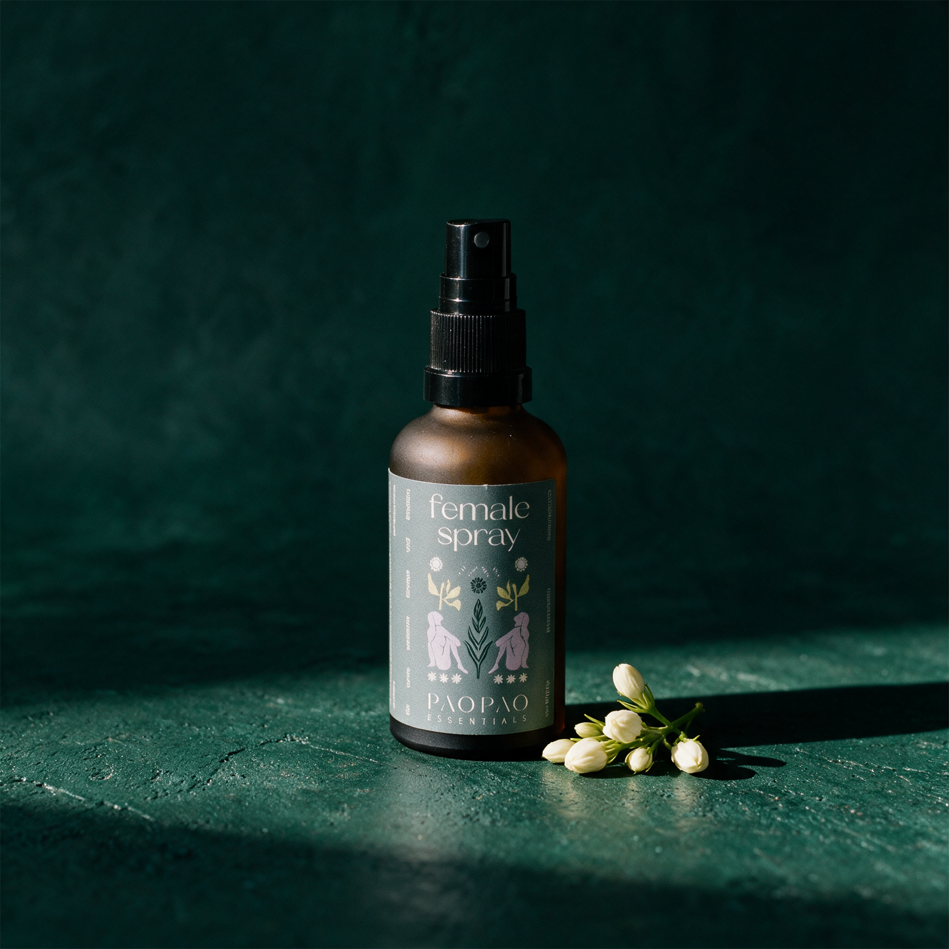 Female Energy Aura Spray | Bergamotte, Rosengeranie & Weihrauch, 50 ml – Produktansicht vor tiefem Smaragdgrün
