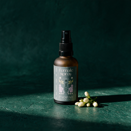 Female Energy Aura Spray | Bergamotte, Rosengeranie & Weihrauch, 50 ml – Produktansicht vor tiefem Smaragdgrün