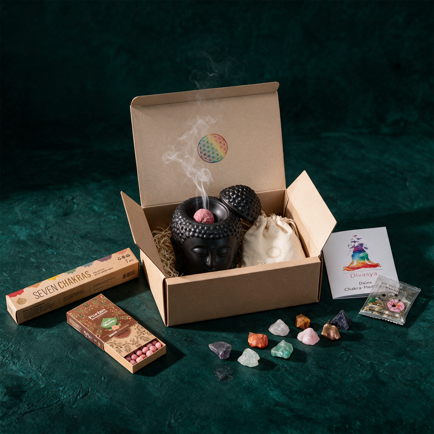 Chakra Meditation Geschenkset | Buddha, Steine & Tee – Produktansicht vor tiefem Smaragdgrün