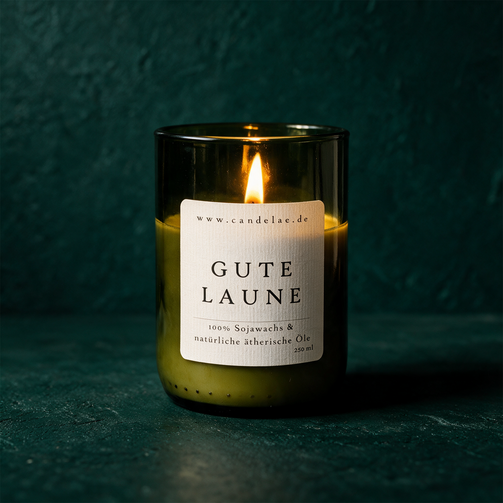 Gute Laune Duftkerze | Zitrone, Orange & Grapefruit für positive Energie – Anwendung vor tiefem Smaragdgrün