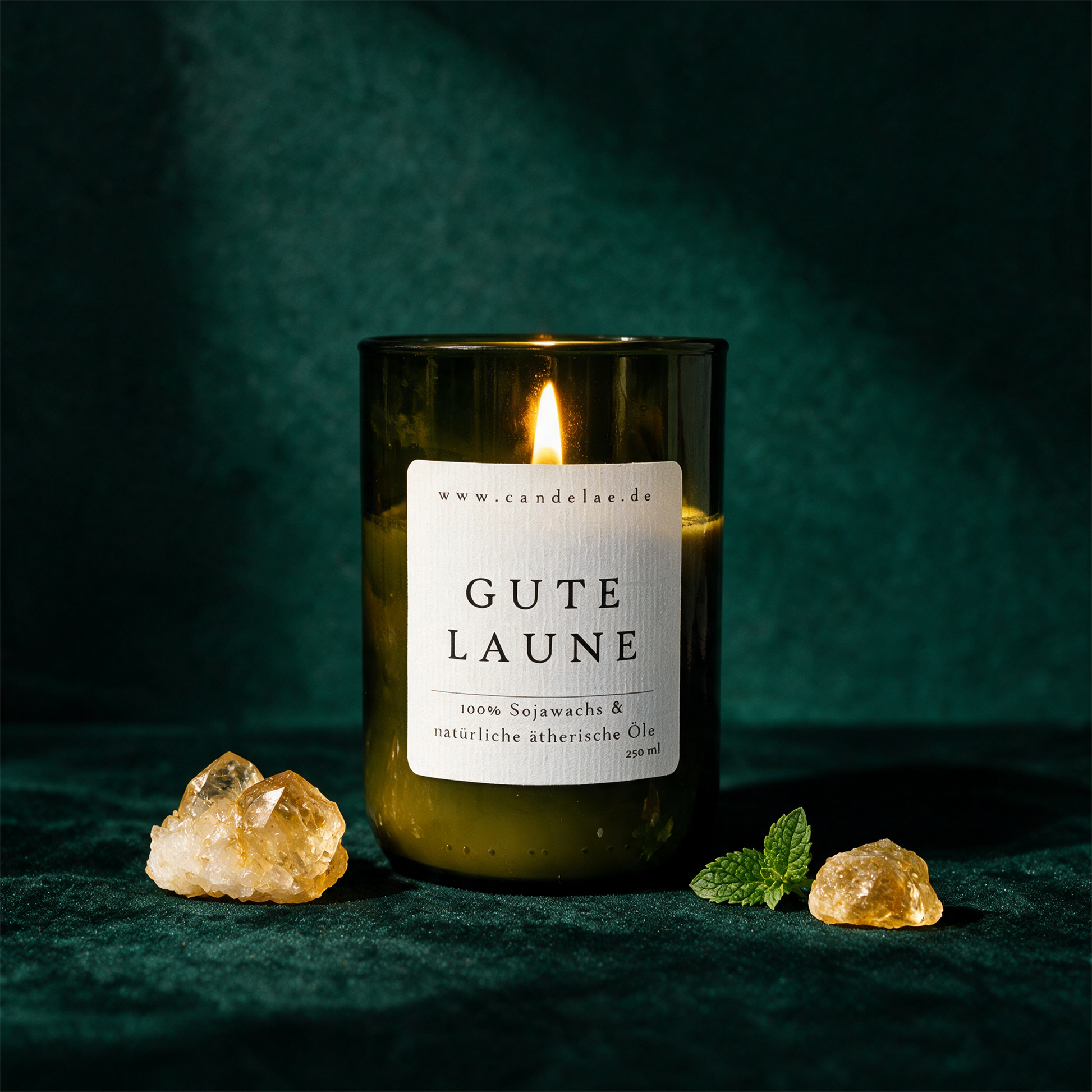 Gute Laune Duftkerze | Zitrone, Orange & Grapefruit für positive Energie – Produktansicht vor tiefem Smaragdgrün