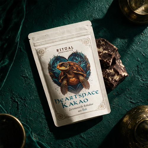 HeartSpace Zeremonie-Kakao Bali | Cremiger Trinitario Rohkakao – Produktansicht vor tiefem Smaragdgrün