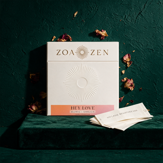Hey Love Räucherpapier | Floraler Herzduft mit Rose & Geranie – Produktansicht vor tiefem Smaragdgrün