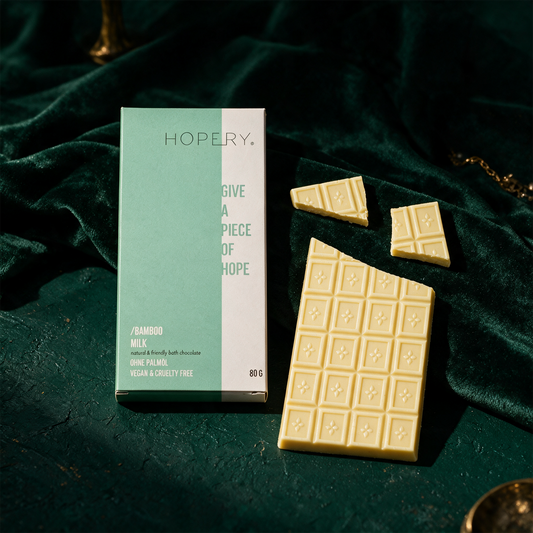 Hopery Badeschokolade Bamboo Milk vor tiefem Smaragdgrün