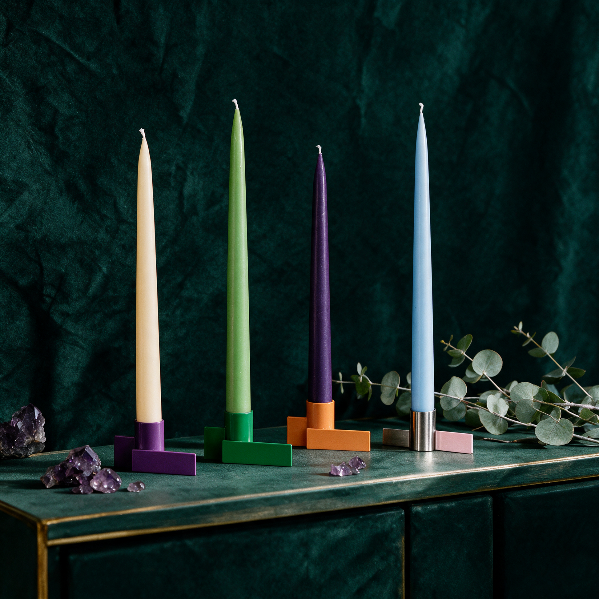 Icon Candlesticks - Stences – Produktansicht vor tiefem Smaragdgrün