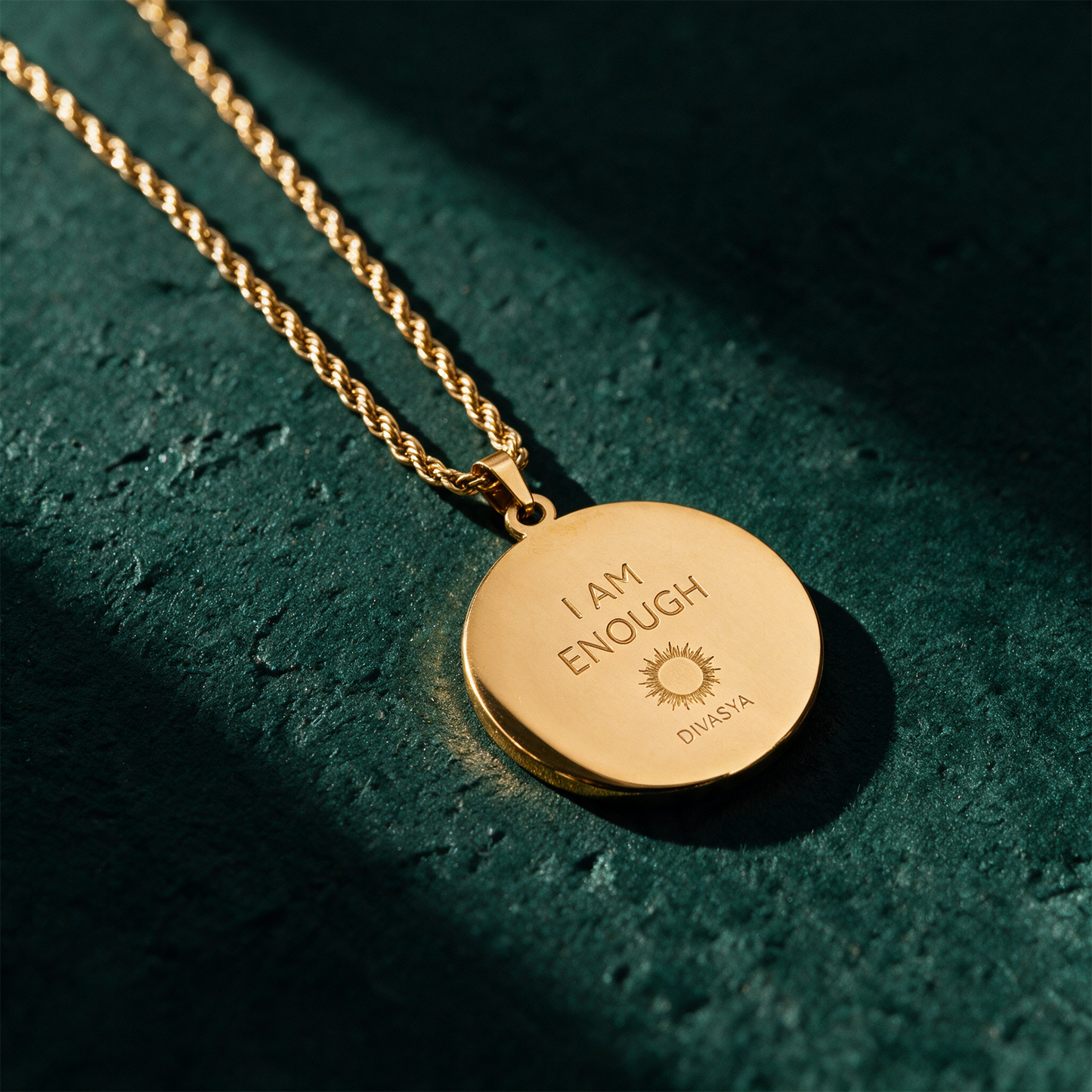 Mandala Kette „I am enough“ | Vergoldet mit verdeckter Gravur – Produktansicht vor tiefem Smaragdgrün