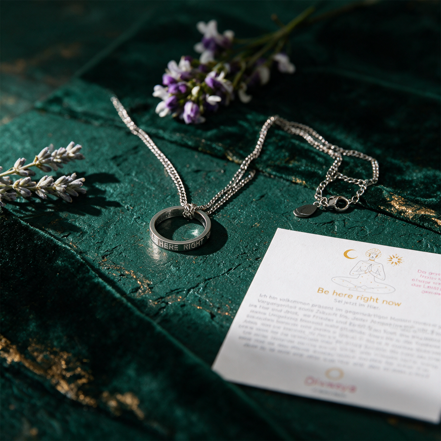 Ringkette 'Be here right now' | Silber mit Gravur – Produktansicht vor tiefem Smaragdgrün