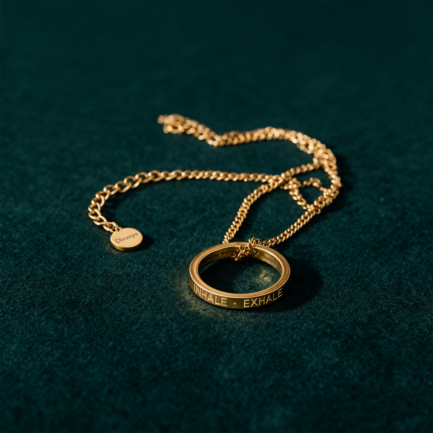 Kette mit Ring | vergoldet | Inhale Exhale – Produktansicht vor tiefem Smaragdgrün