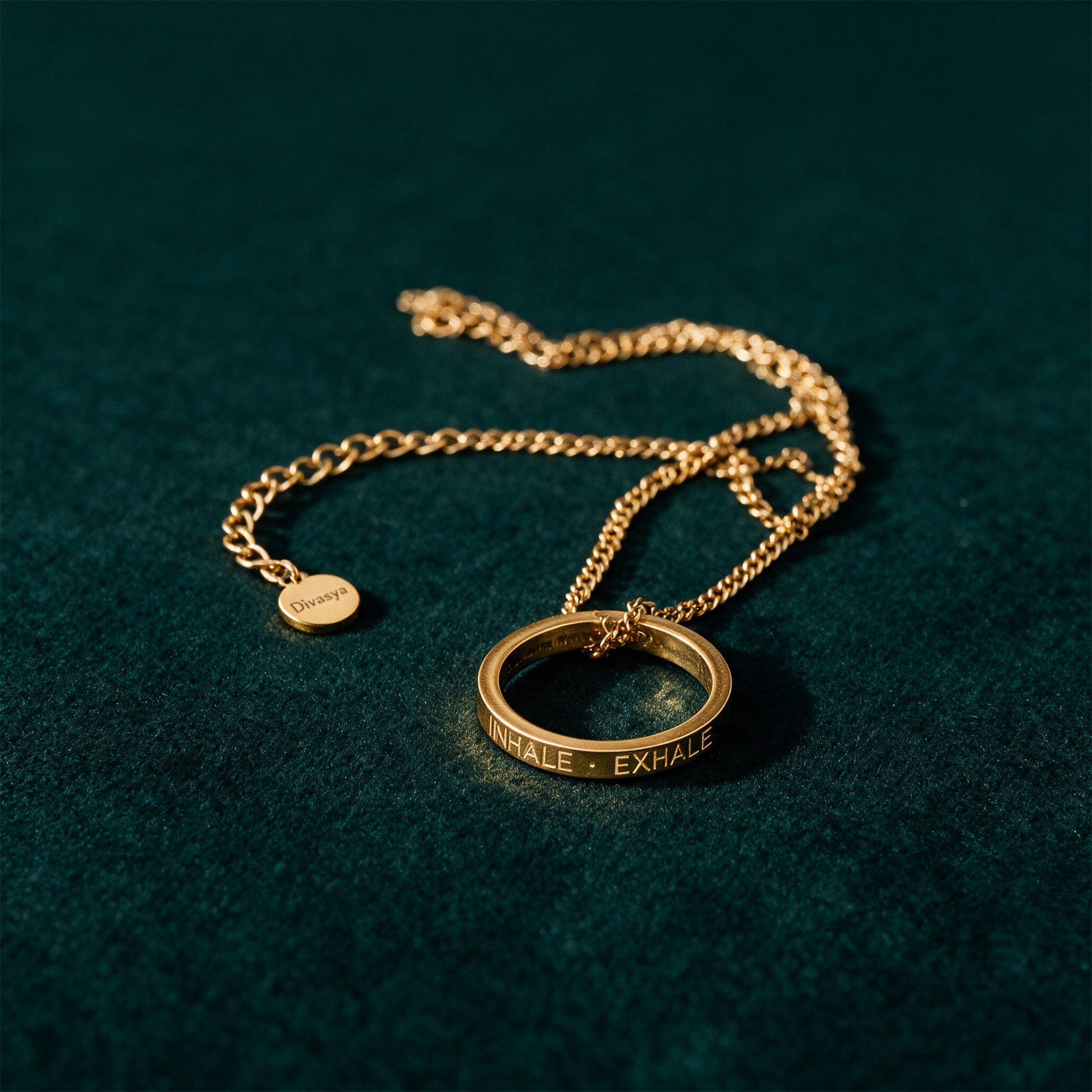 Kette mit Ring | vergoldet | Inhale Exhale – Produktansicht vor tiefem Smaragdgrün