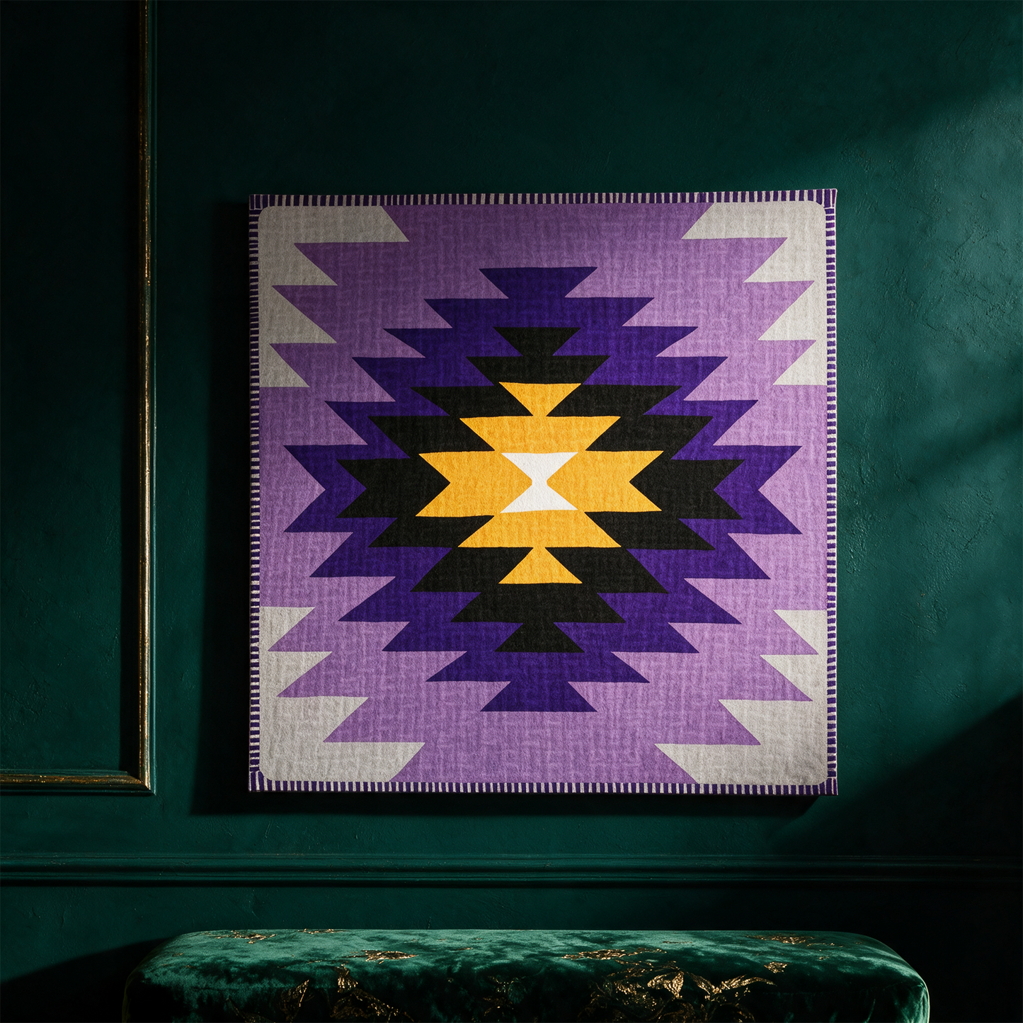 Kunstdruck Kilim Yamka violett | Boho-Wandkunst mit Weblook – Produktansicht vor tiefem Smaragdgrün