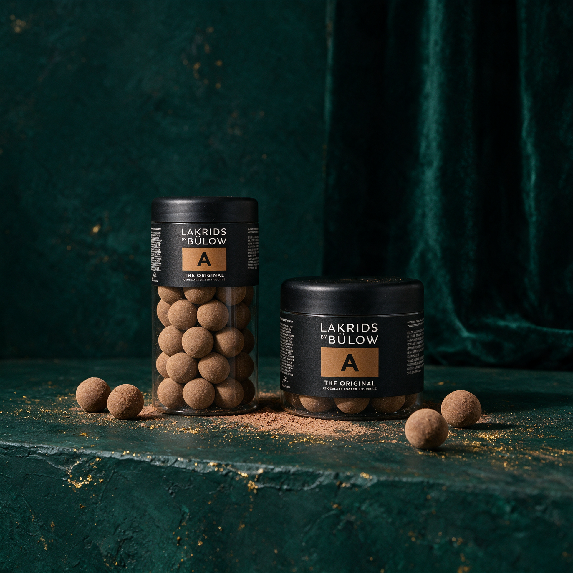 LAKRIDS by Bülow The Original | Lakritz in Milchschokolade – Anwendung vor tiefem Smaragdgrün