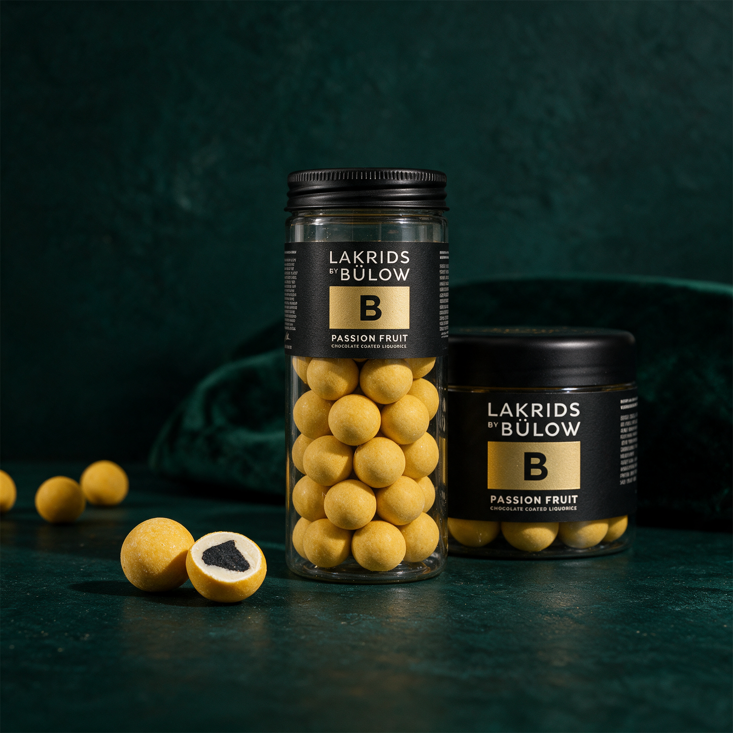 LAKRIDS by Bülow Passion Fruit | Lakritz in weißer Schokolade – Produktansicht vor tiefem Smaragdgrün