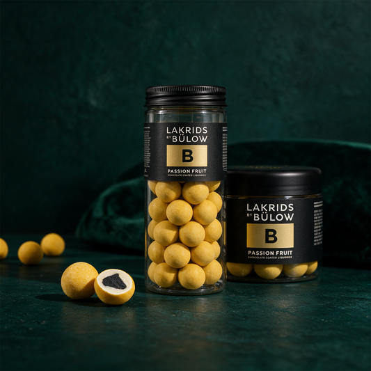 LAKRIDS by Bülow Passion Fruit | Lakritz in weißer Schokolade – Produktansicht vor tiefem Smaragdgrün