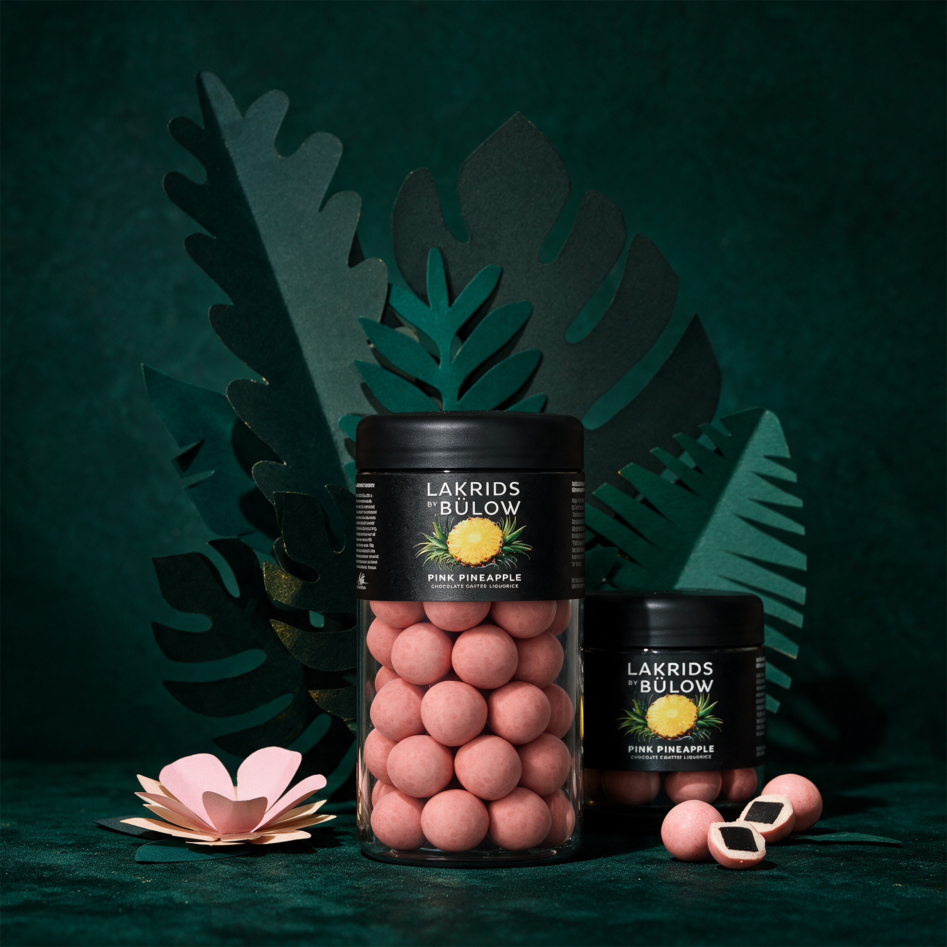 LAKRIDS by Bülow Pink Pineapple | Lakritz mit Ananas & weißer Schokolade – Anwendung vor tiefem Smaragdgrün