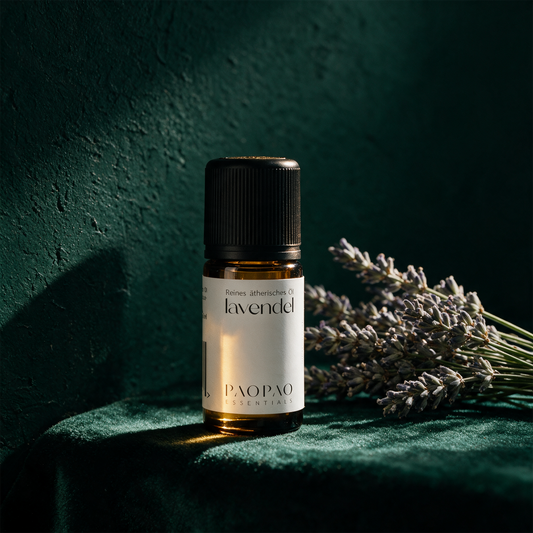 Lavendel fein Öl | 100% naturreines ätherisches Öl, 5 ml – Anwendung vor tiefem Smaragdgrün