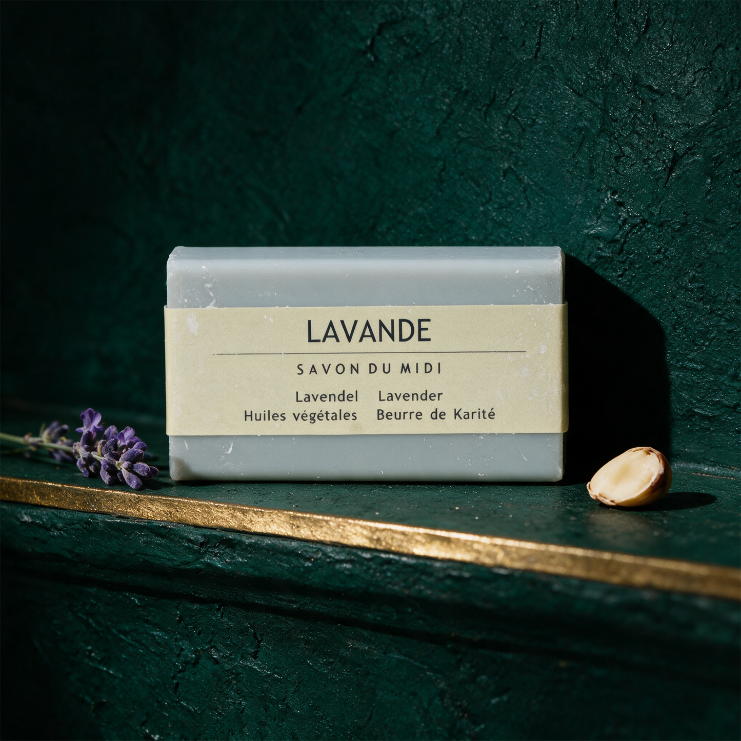 Lavendel-Naturseife frontal vor tiefgrünem Hintergrund