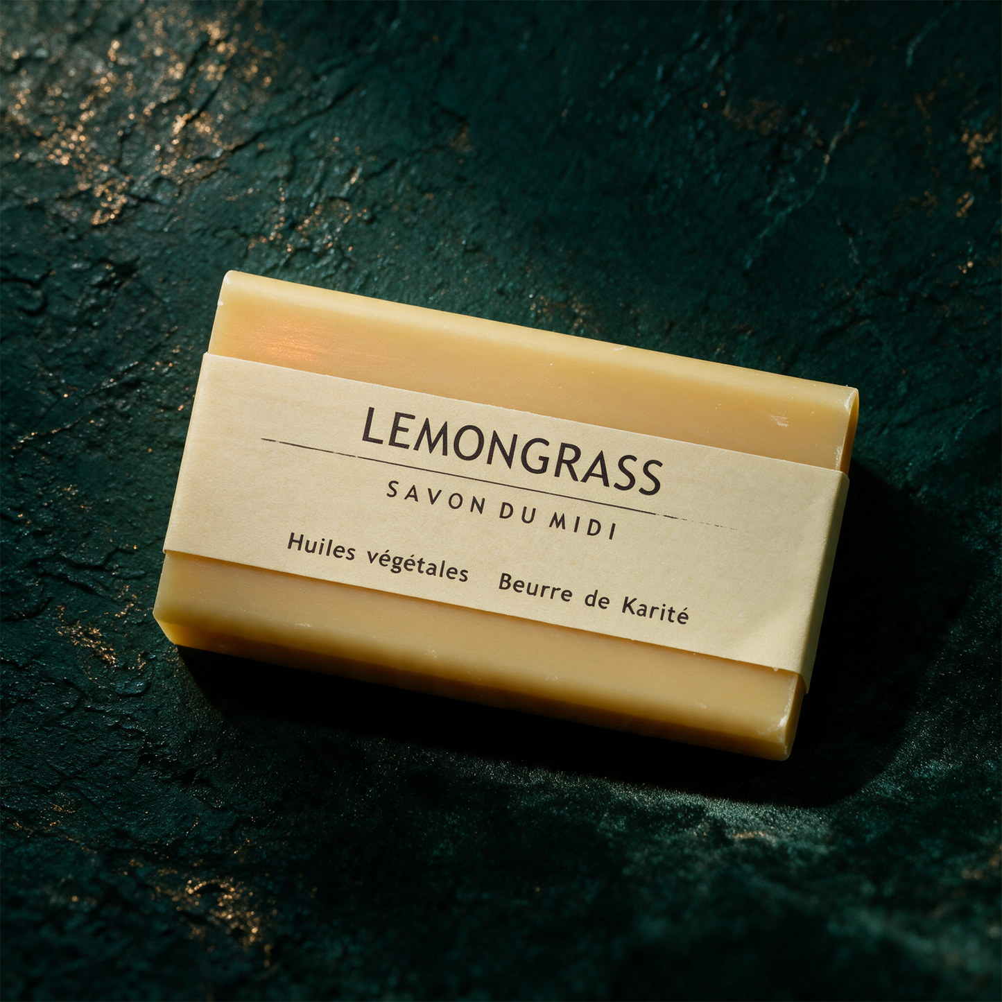 Lemongras-Seife wird zwischen den Händen aufgeschäumt