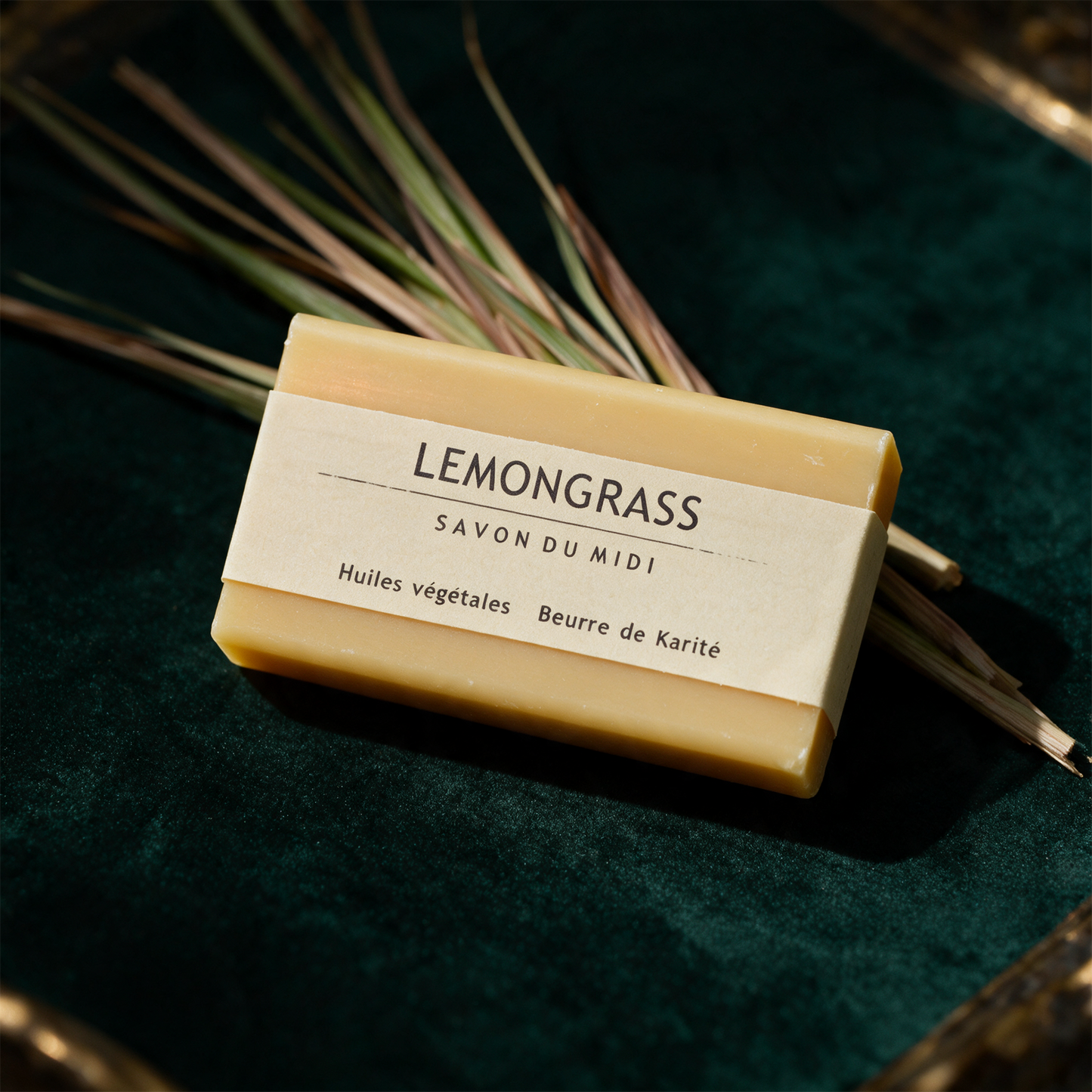Lemongras-Naturseife frontal vor tiefgrünem Hintergrund