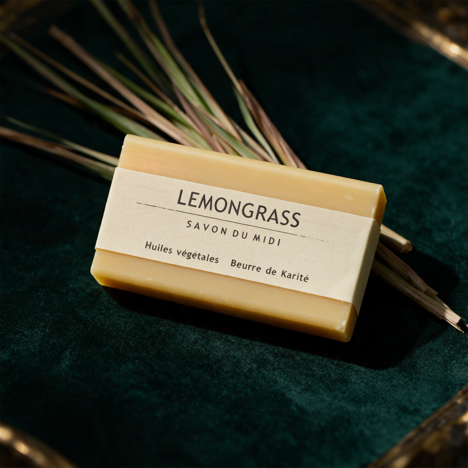 Lemongras-Naturseife frontal vor tiefgrünem Hintergrund