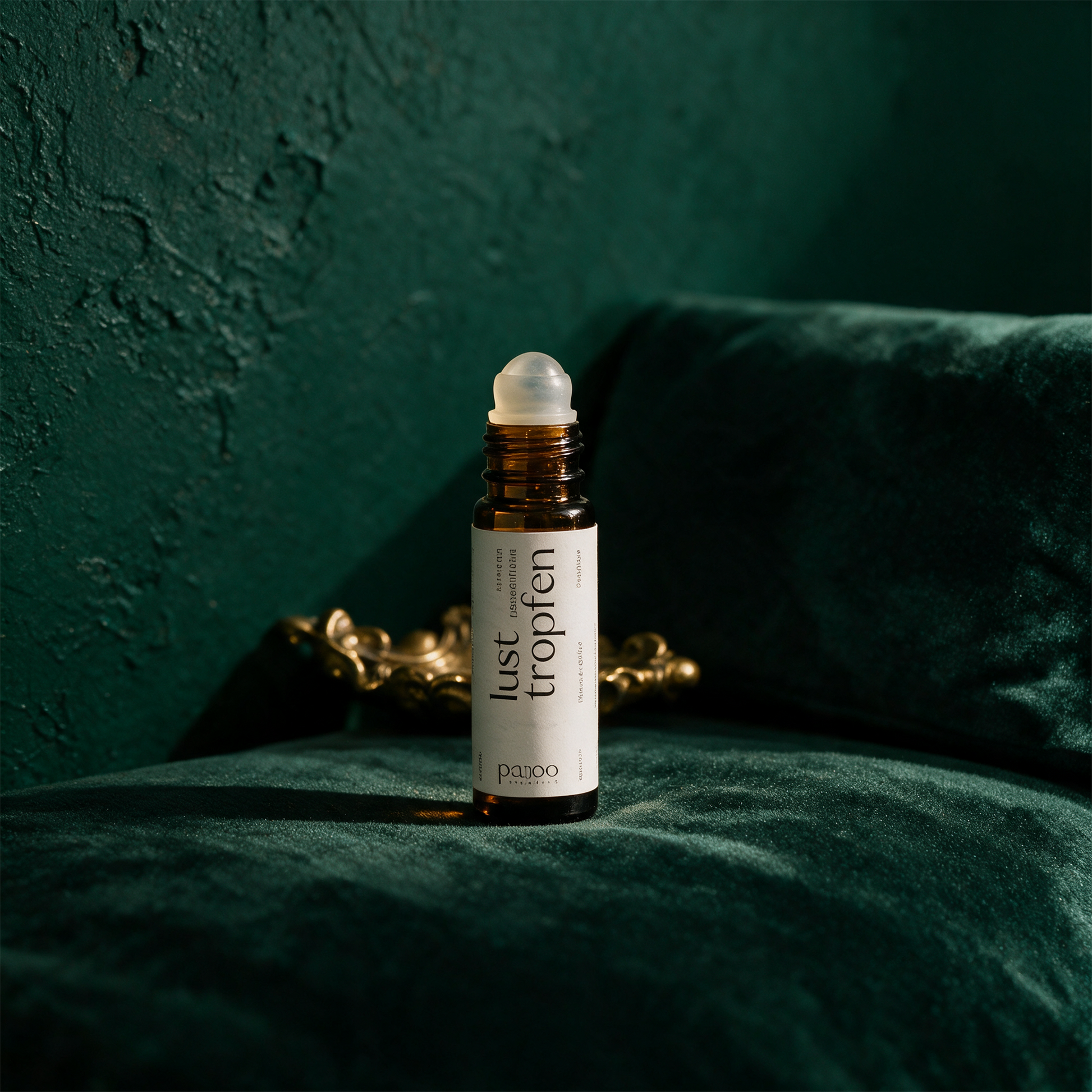 Lusttropfen | Sinnliche ätherische Ölmischung, 8 ml – Anwendung vor tiefem Smaragdgrün