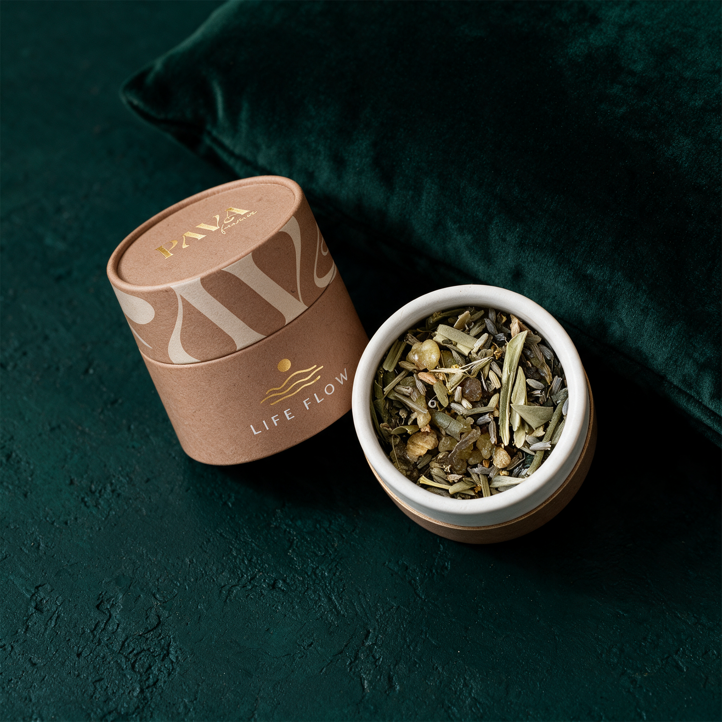 Life Flow Räuchermischung | Loslassen & Leichtigkeit mit Lavendel – alternative Produktansicht vor tiefem Smaragdgrün