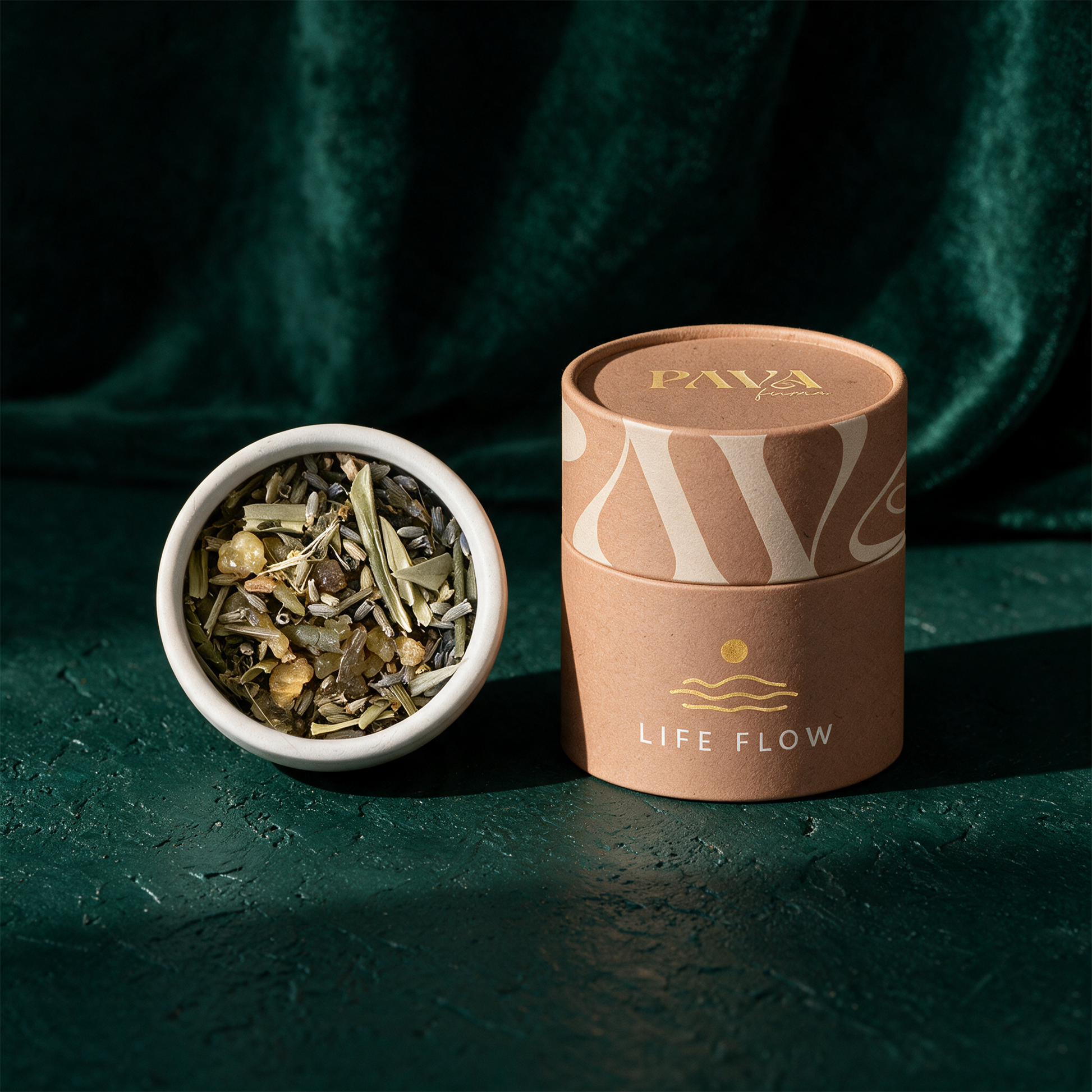 Life Flow Räuchermischung | Loslassen & Leichtigkeit mit Lavendel – Produktansicht vor tiefem Smaragdgrün