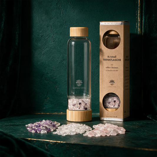 Lotus Vita - Glastrinkflasche mit Kristallfach – Edel & Energetisierend – Produktansicht vor tiefem Smaragdgrün