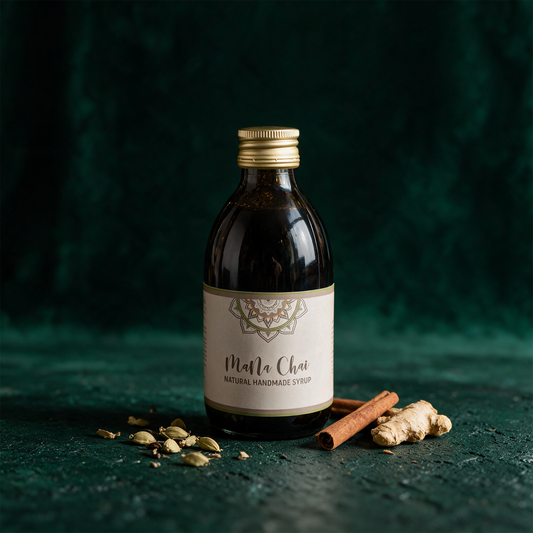 Mana Chai Sirup | Ayurvedischer Chai-Sirup, vegan & koffeinfrei – Produktansicht vor tiefem Smaragdgrün