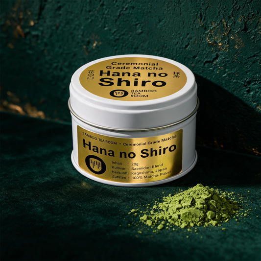 Matcha Hana no Shiro | Zeremonieller Matcha aus Kagoshima – Produktansicht vor tiefem Smaragdgrün