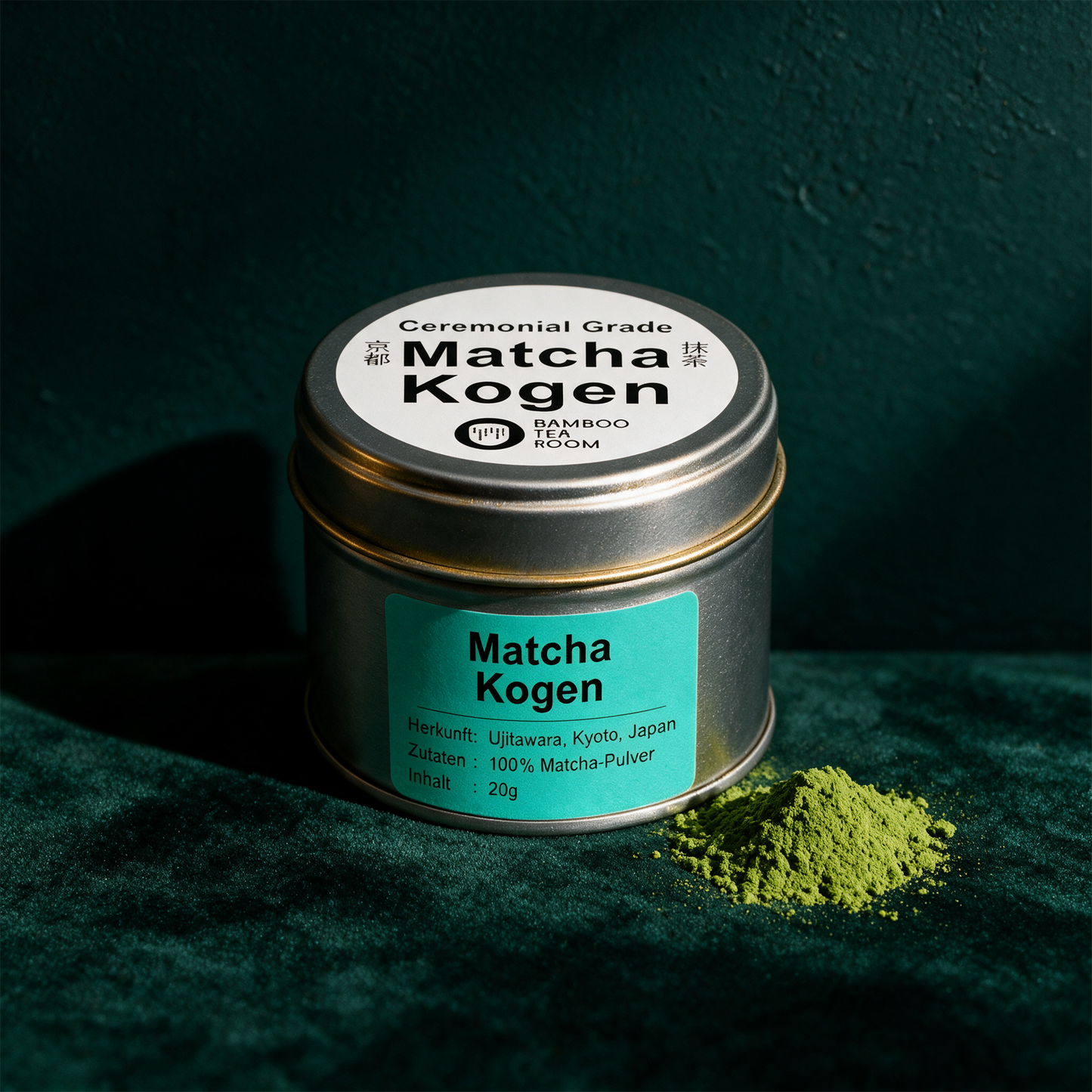 Matcha Kogen | Milder First-Flush-Matcha aus Ujitawara, Kyoto – Produktansicht vor tiefem Smaragdgrün