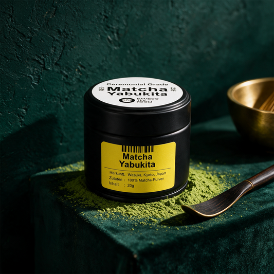 Matcha Yabukita | Single Cultivar Matcha, frisch & nussig – Anwendung vor tiefem Smaragdgrün