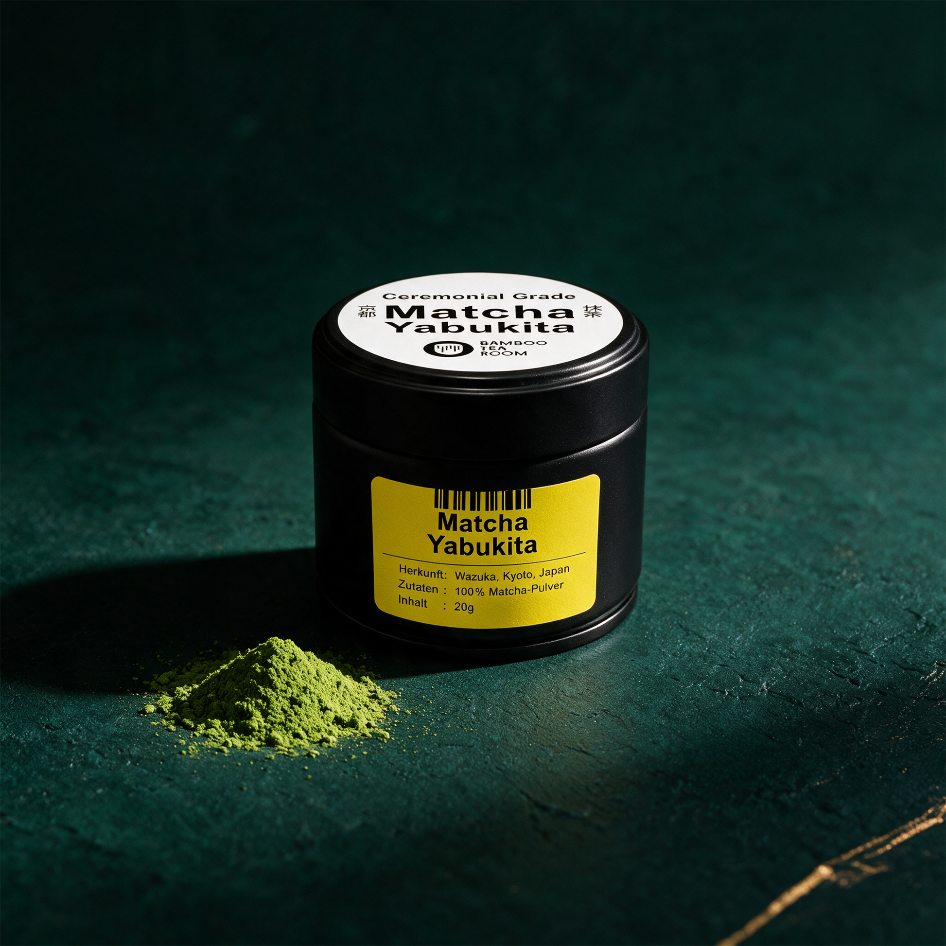 Matcha Yabukita | Single Cultivar Matcha, frisch & nussig – Produktansicht vor tiefem Smaragdgrün