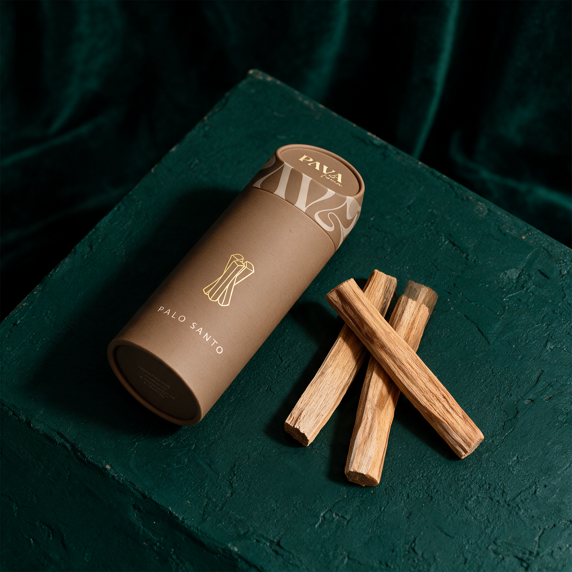 Palo Santo 3er Set | Heiliges Räucherholz aus Peru – alternative Produktansicht vor tiefem Smaragdgrün