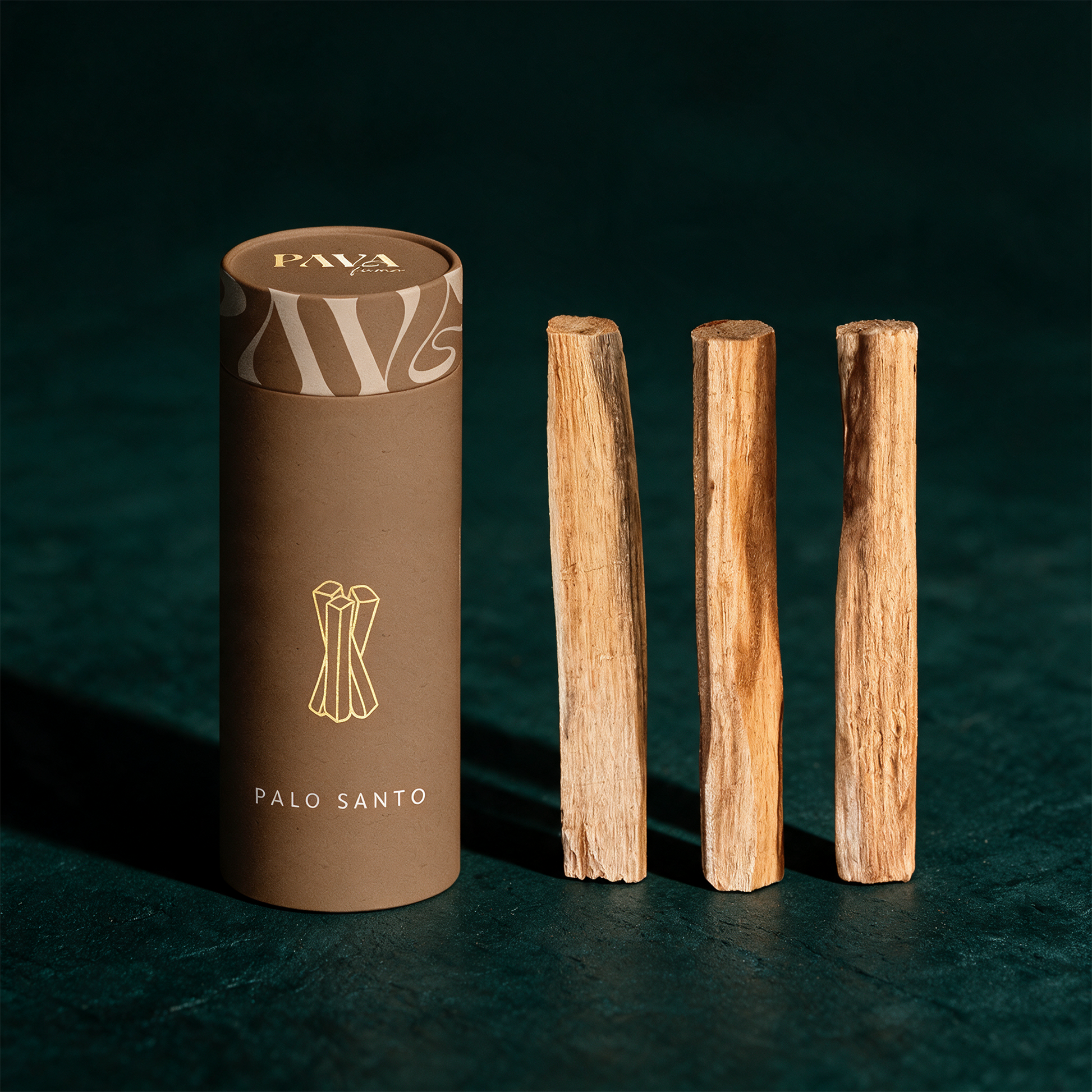 Palo Santo 3er Set | Heiliges Räucherholz aus Peru – Produktansicht vor tiefem Smaragdgrün