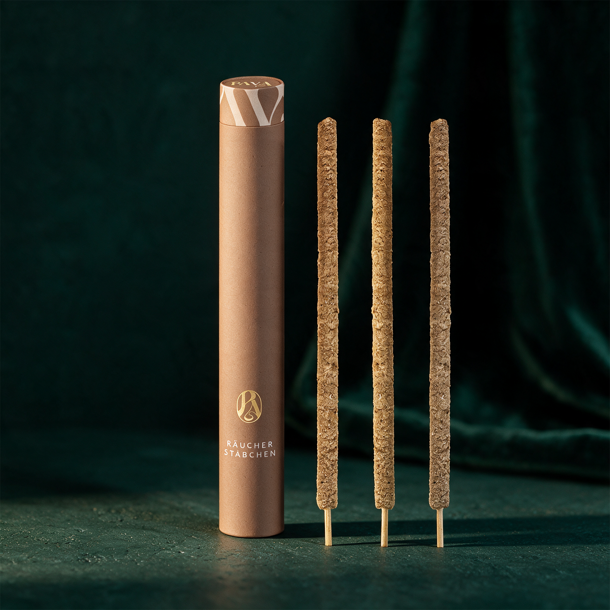 Palo Santo & Copal Räucherstäbchen | Reinigung trifft Erneuerung – Produktansicht vor tiefem Smaragdgrün