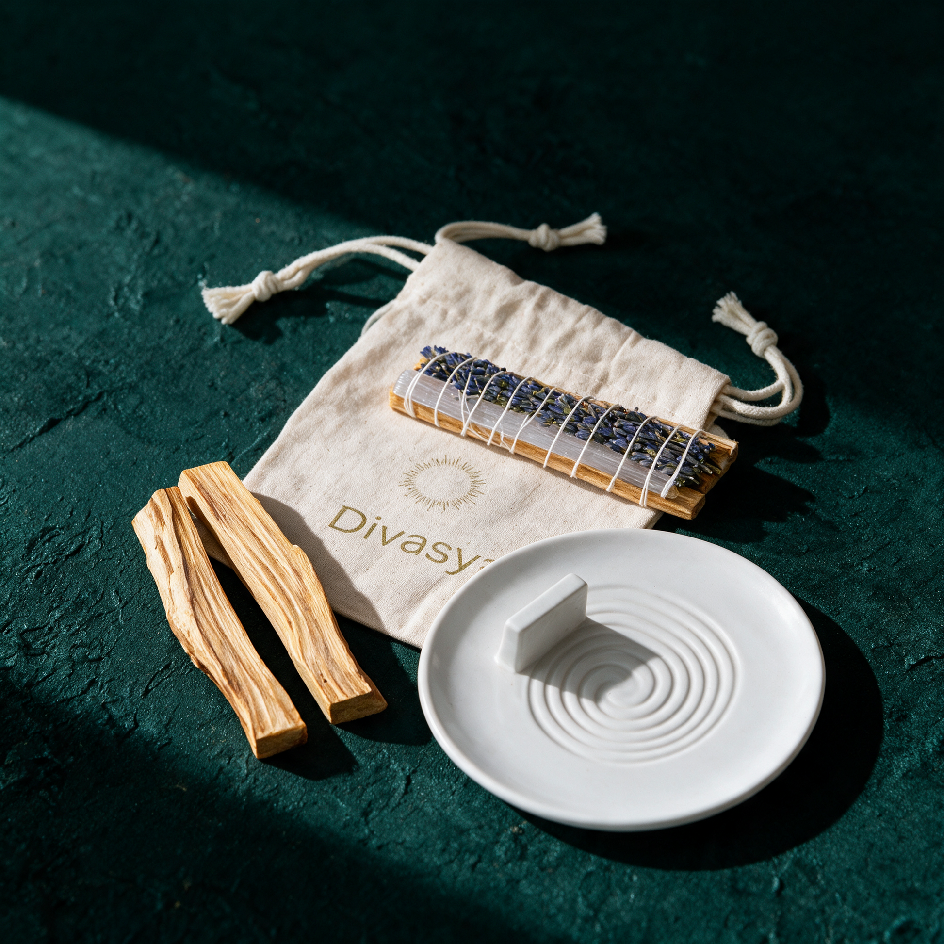 Palo Santo Räucherset | Starter für Yoga & Reinigung – Produktansicht vor tiefem Smaragdgrün