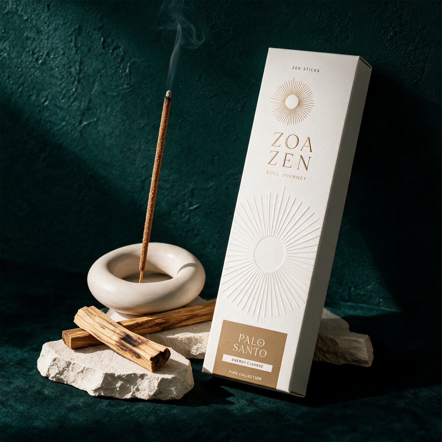 Palo Santo Zen Sticks | Reine Räucherstäbchen für Klarheit & Ruhe – Produktansicht vor tiefem Smaragdgrün