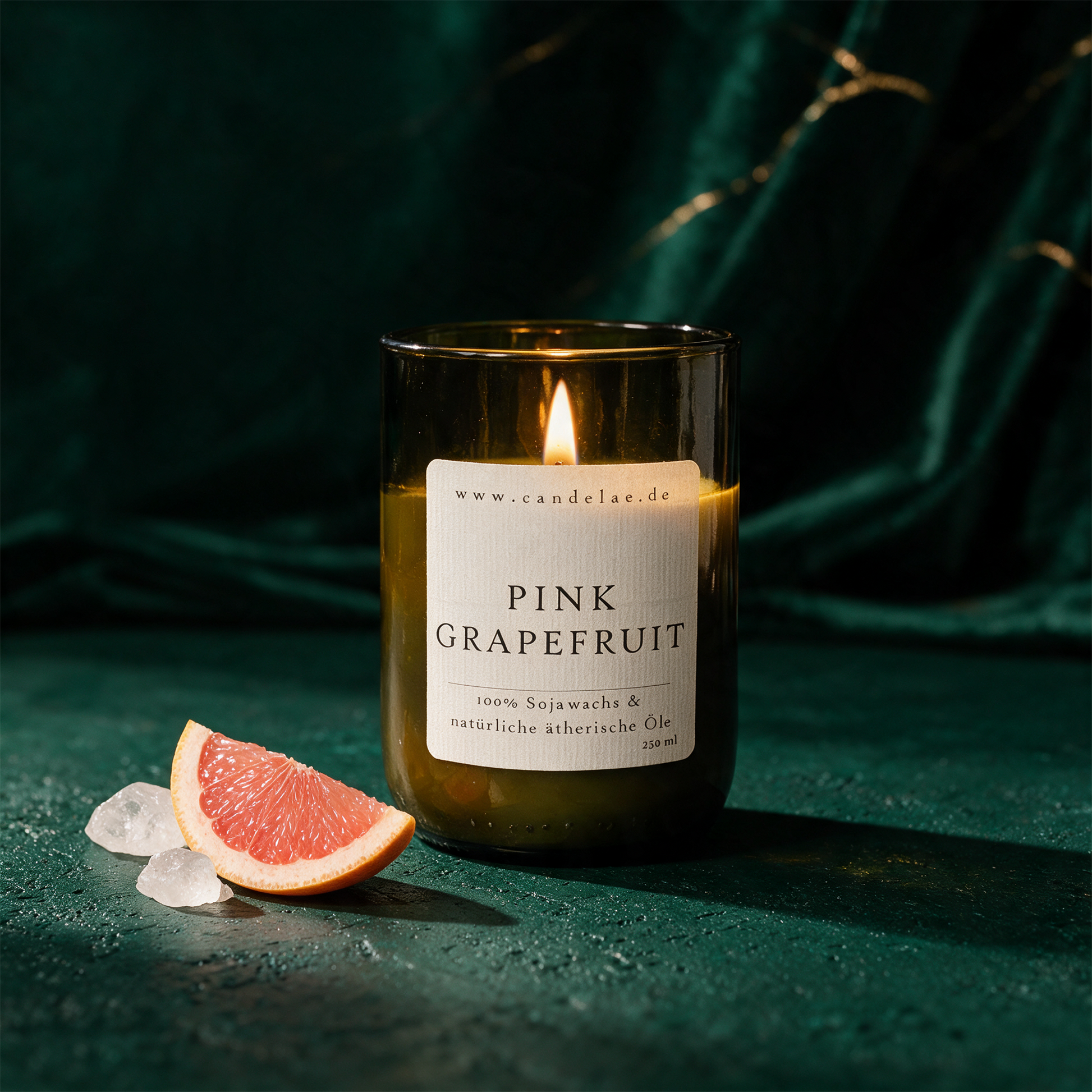Pink Grapefruit Duftkerze | Sojawachs-Kerze mit frischem Zitrusduft für neue Energie – Produktansicht vor tiefem Smaragdgrün
