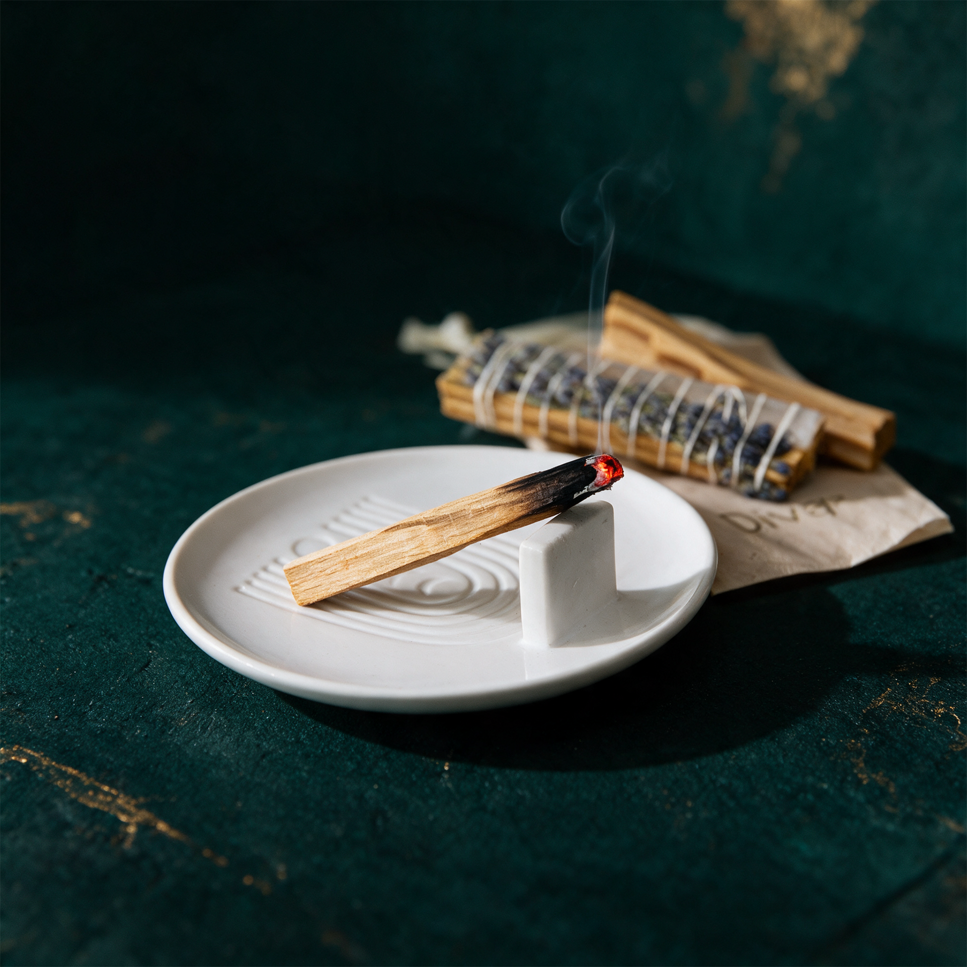 Räucherschale Keramik weiß | Ø 13 cm für Palo Santo & Räucherbündel – Produktansicht vor tiefem Smaragdgrün