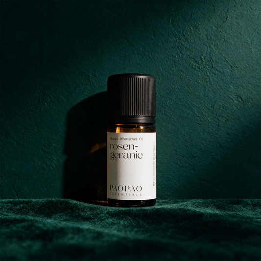 Rosengeranie Öl | 100% naturreines ätherisches Öl, 5 ml – Anwendung vor tiefem Smaragdgrün