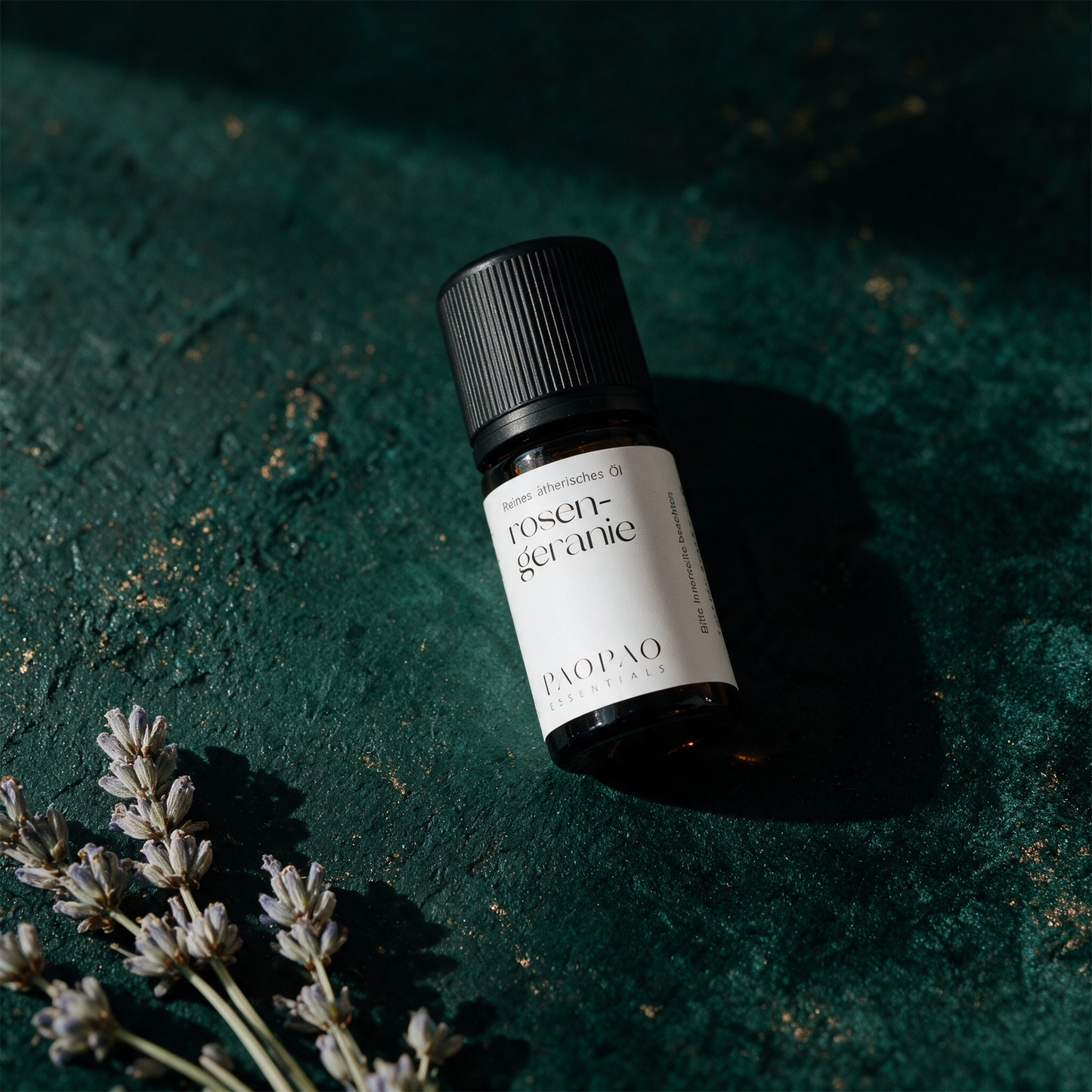 Rosengeranie Öl | 100% naturreines ätherisches Öl, 5 ml – Produktansicht vor tiefem Smaragdgrün