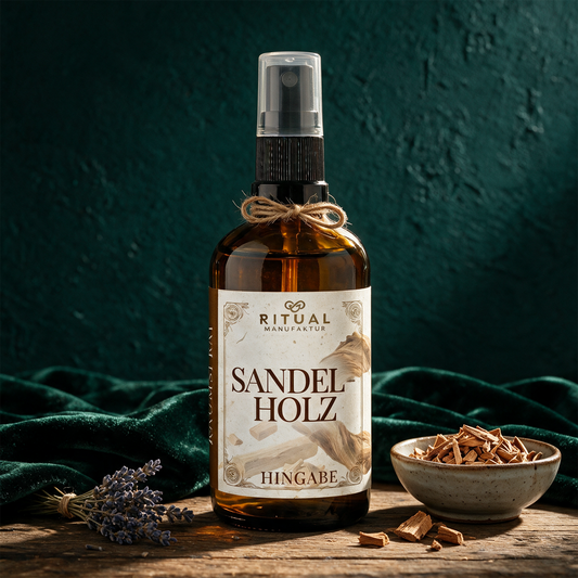 Sandelholz Spray | Rauchfreies Aura-Spray für Entspannung & Meditation – Produktansicht vor tiefem Smaragdgrün
